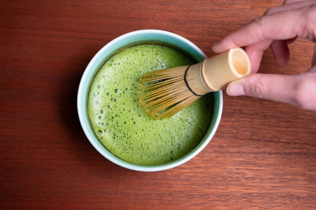 Matcha vs. Kávé: Miért váltanak egyre többen a zöld energiára?