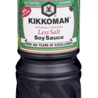 KIKKOMAN Szójaszósz csökkentett sótartalommal 975ml
